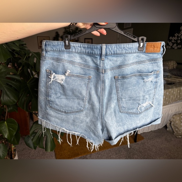 American Eagle Outfitters Women's Frayed Light Blue Mom Jean Shorts - Picture 2 of 3